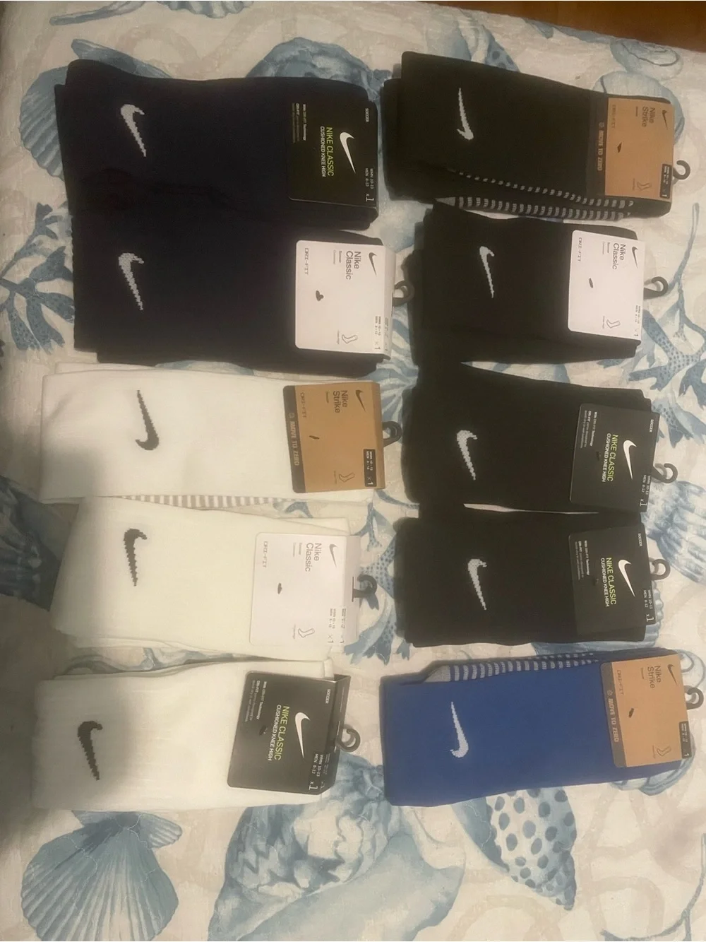 (10) Nike Soccer Socks - size [WMN 10-13, MEN 8-12]